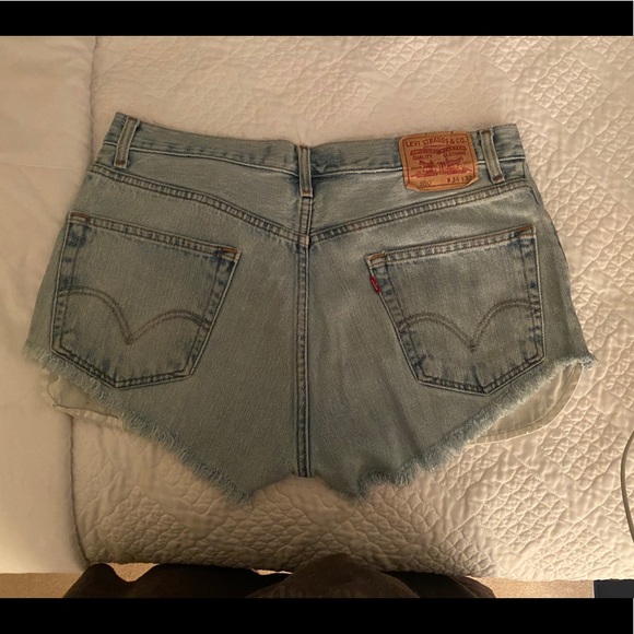 Women’s Levi’s Shorts - Picture 2 of 3